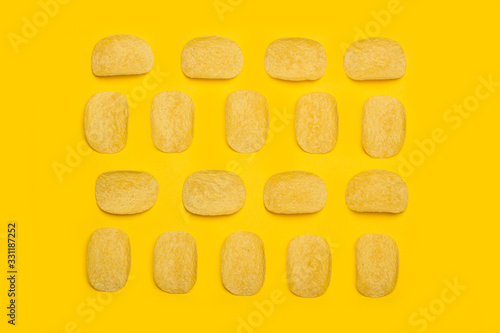 Patatas fritas sobre fondo liso aislado. Vista superior