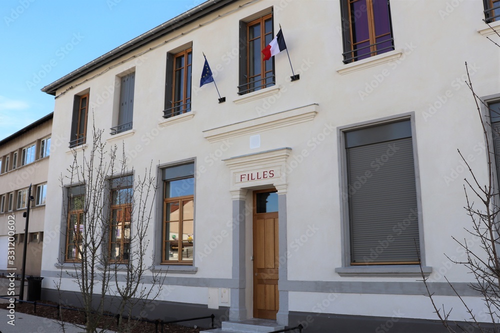 Groupe scolaire et école primaire Joanny Collomb à Genas, ancienne école publique non mixte inaugurée en 1902 - ville de Genas - Département du Rhône - France - Vue de l'extérieur