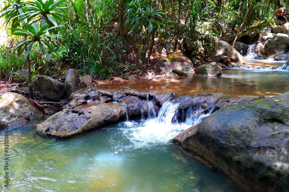 kleiner tropischer Wasserfall im Dschungel kleiner tropischer Wasserfall im Dschungel