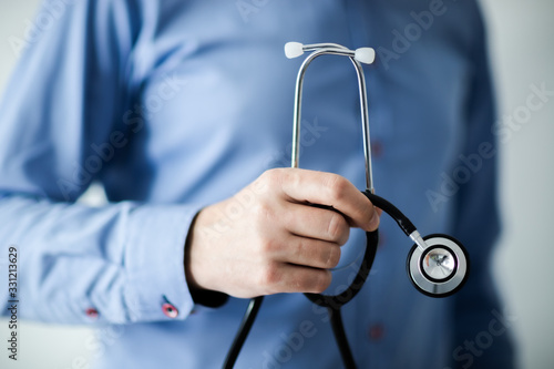 Stetoskop trzymany w dłoni przez lekarza