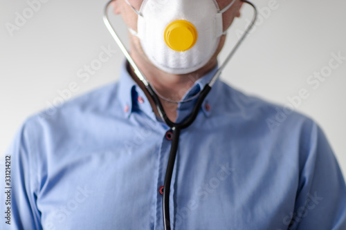 Doktor w czasach pandemii coronavirus w masce