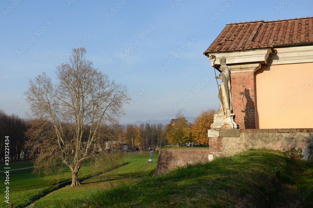 Fototapeta premium Lungo le mura