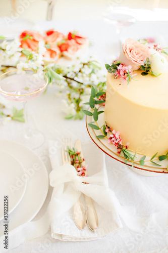 Yellow wedding cake with flowers © Юлия Батаева