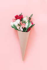 Papier peint photo Magasin de fleurs Bouquet de roses fond rose tendre  © NATALIA DAVIDOVA