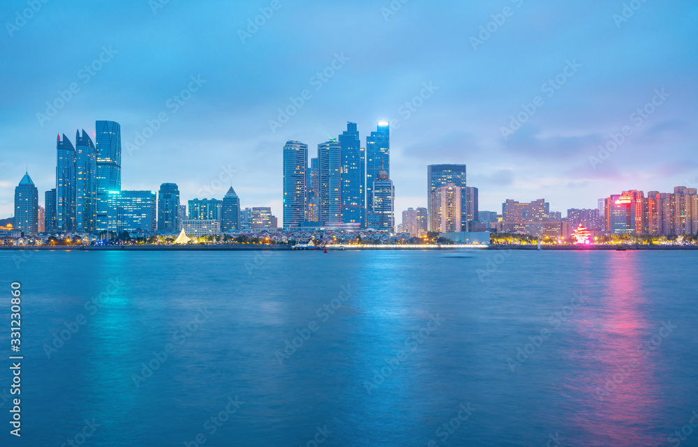 Obraz premium Beach and beautiful city skyline at night, Qingdao, China