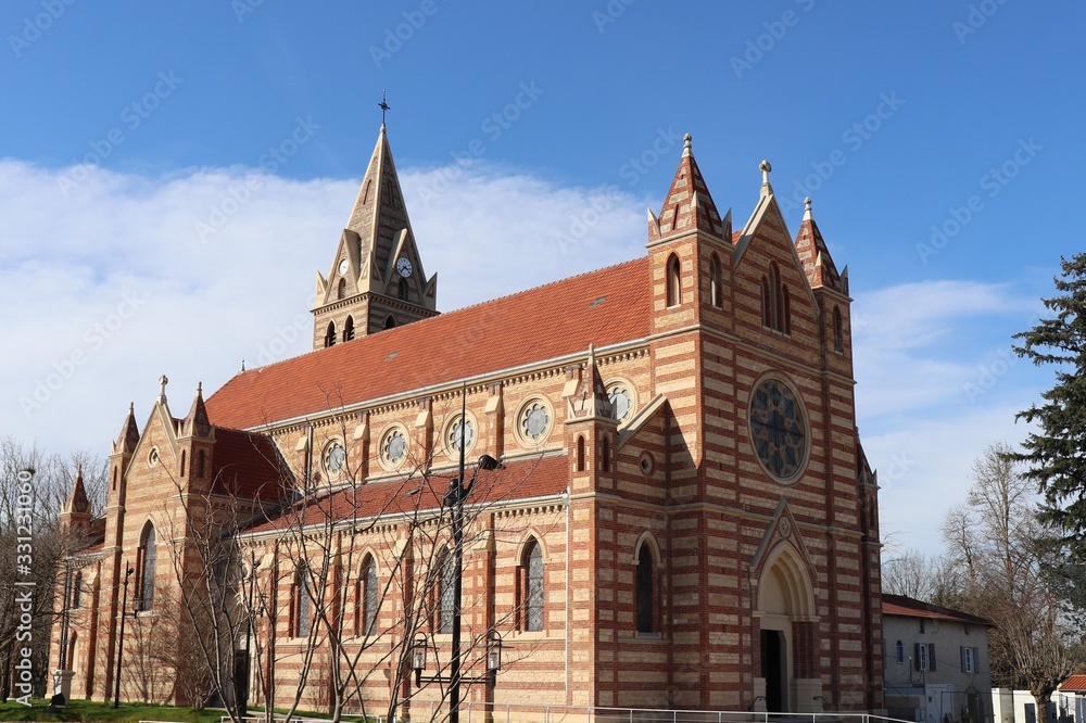 Eglise catholique Saint Barthélémy à Genas construite en 1876 - ville de Genas - Département du Rhône - France - Vue de l'extérieur Eglise catholique Saint Barthélémy à Genas construite en 1876 - ville de Genas - Département du Rhône - France - Vue de l'extérieur