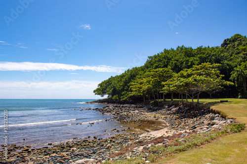 Mar azul esverdeado e rochas da Ilha do Pirata, Itapema, SC, BR