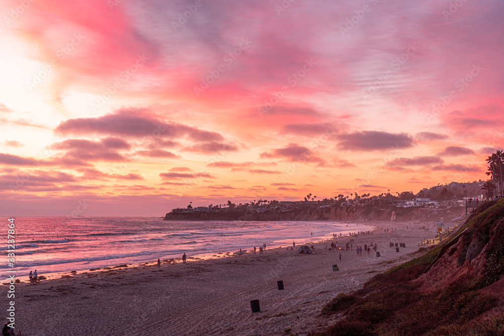 Obraz premium People doing activities during sunset at the Pacific Beach, San Diego, California