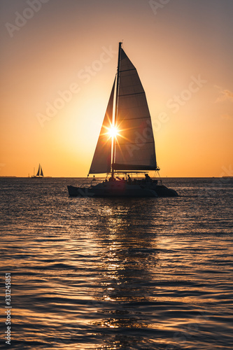 croisière sur un coucher de soleil, catamaran