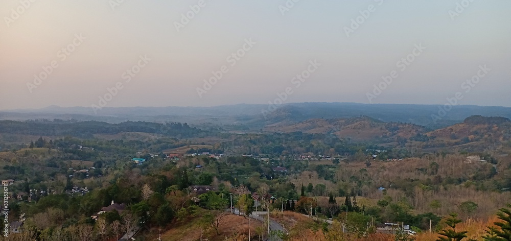 Obraz premium Mountains and trees and sunlight in the morning feel fresh in Thailand