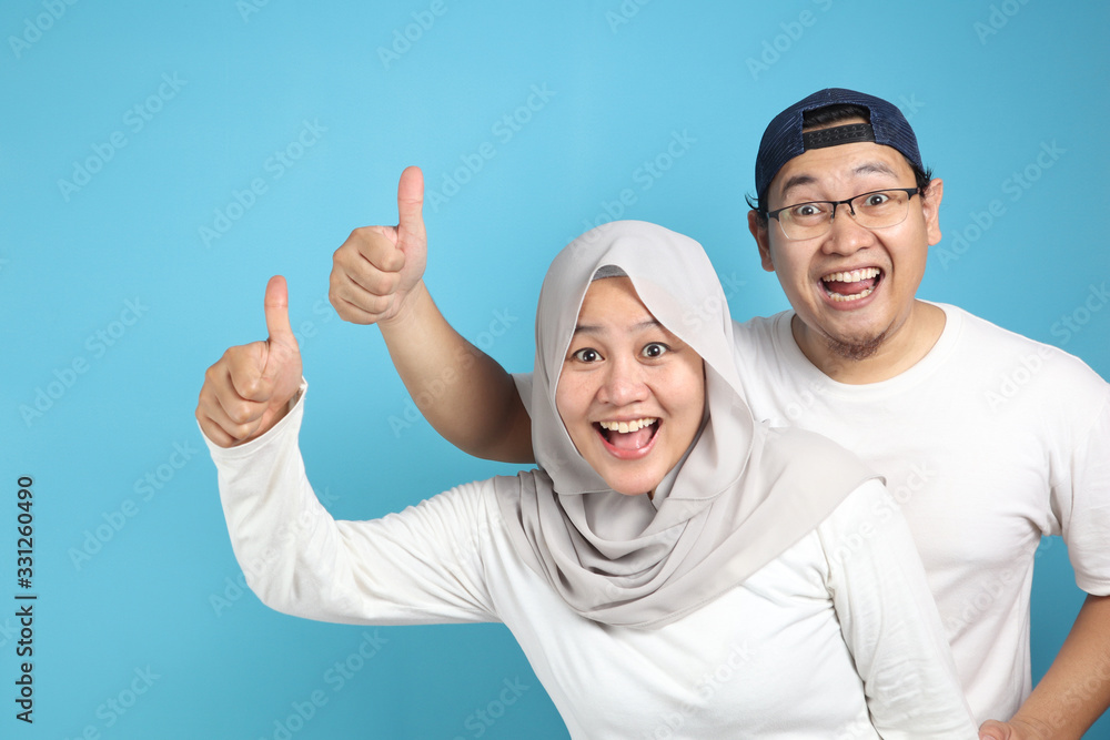 Naklejka premium Happy Asian Muslim Couple Shows Thumbs Up