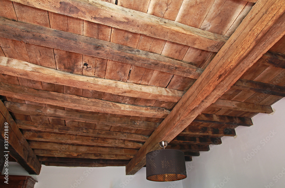 Plafond en poutres anciennes Stock Photo Adobe Stock