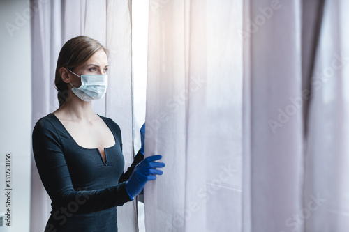 Obraz na plátně Frau unter Ausgangssperre in der Corona Virus Krise