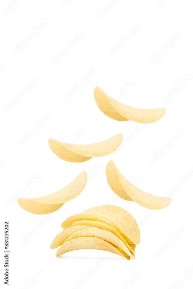 Patatas fritas apiladas y flotando sobre fondo blanco aislado. Vista de frente y de cerca. Copy space Patatas fritas apiladas y flotando sobre fondo blanco aislado. Vista de frente y de cerca. Copy space