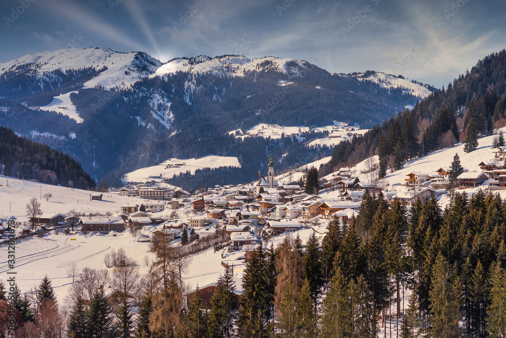 Blick auf Oberau im Winter in der Wildschönau Tirol