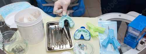 Foto Dentist using dental impression for braces