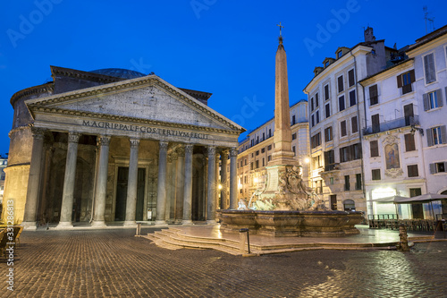 Pantheon in Roma by night