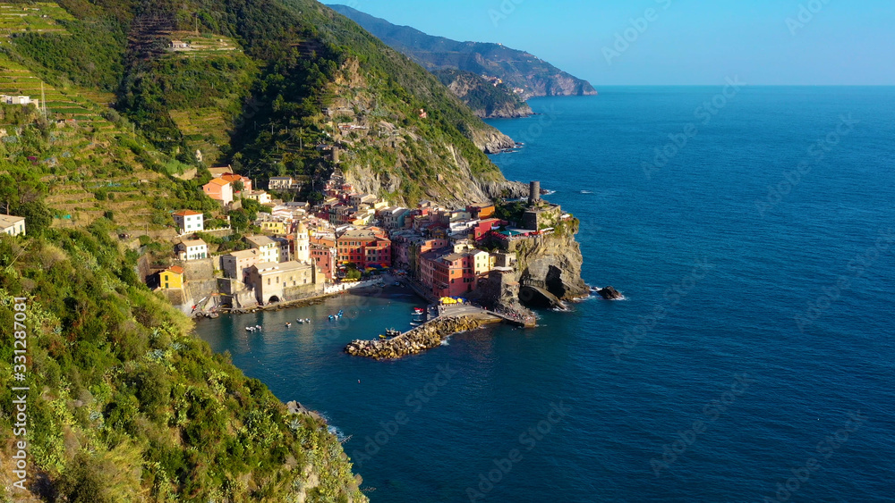 Houses on cliff in Vernazza village popular tourist destination in Cinque Terre National Park a UNESCO World Heritage Site, Vernazza, Liguria, Italy