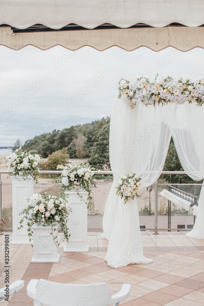White Floral Wedding Decoration White Floral Wedding Decoration