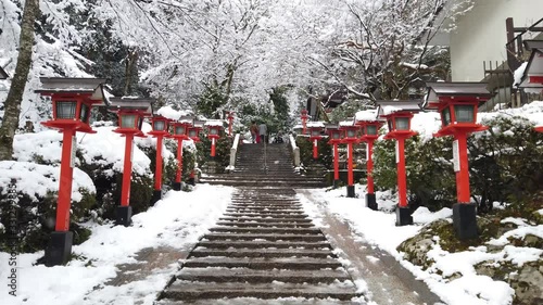 京都 鞍馬寺の雪と灯篭の景色