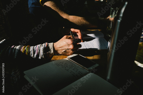 Mann unterschreibt ein Dokument 