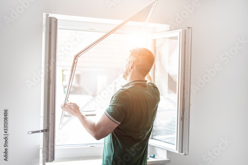 Schilderij op canvas freundlicher Handwerker montiert Insektenschutzgitter bei einem Kunden zu Hause