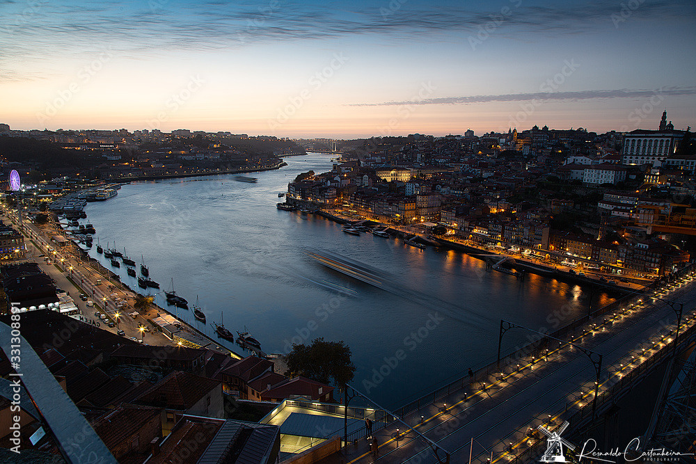 Fototapeta premium Entardecer na cidade do Porto