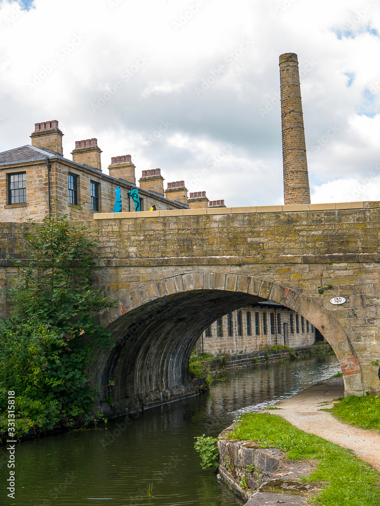 Φωτογραφία The Leeds and Liverpool Canal is a canal in Northern England, linking the cities of Leeds and Liverpool