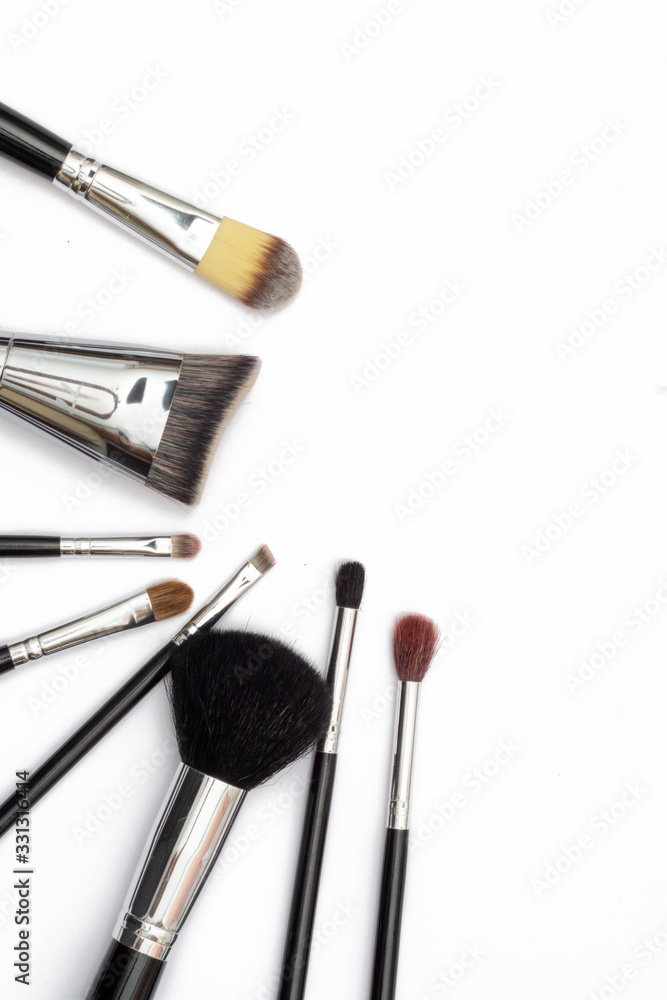 Brochas de maquillaje con fondo blanco Brochas de maquillaje con fondo blanco