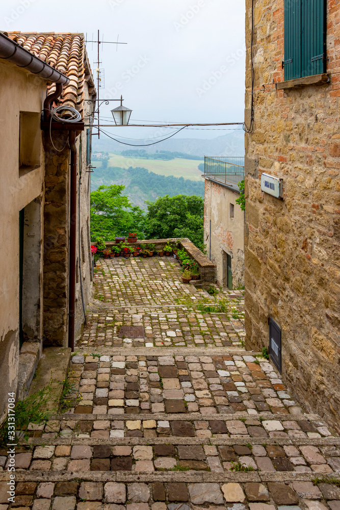 Φωτογραφία Beautiful Borgo Orsini Street view in San Leo, Province of Rimini, Region of Emi
