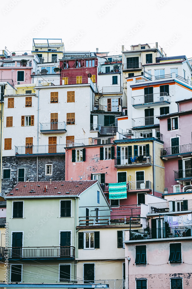 Détails des façades colorées de Manarola, village typique des Cinque Terre, Italie