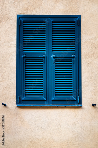 Konstfotografi Volets persiennes en bois bleu fermés