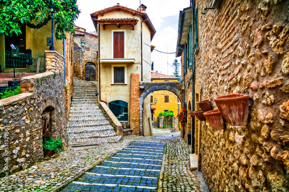 Fototapeta Urocze wąskie uliczki starych tradycyjnych wiosek we Włoszech. Casperia, prowincja Rieti
