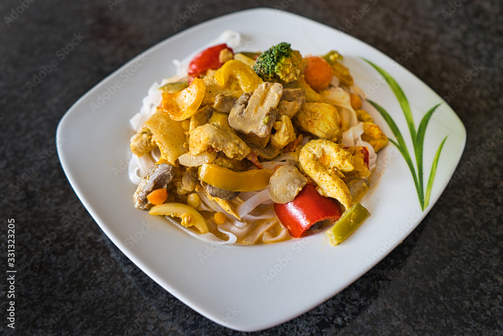 Gesundes Thai Curry Gemüsepfanne Hühnchenpfanne Tom Yum Suppe mit Kurkuma Gesundes Thai Curry Gemüsepfanne Hühnchenpfanne Tom Yum Suppe mit Kurkuma