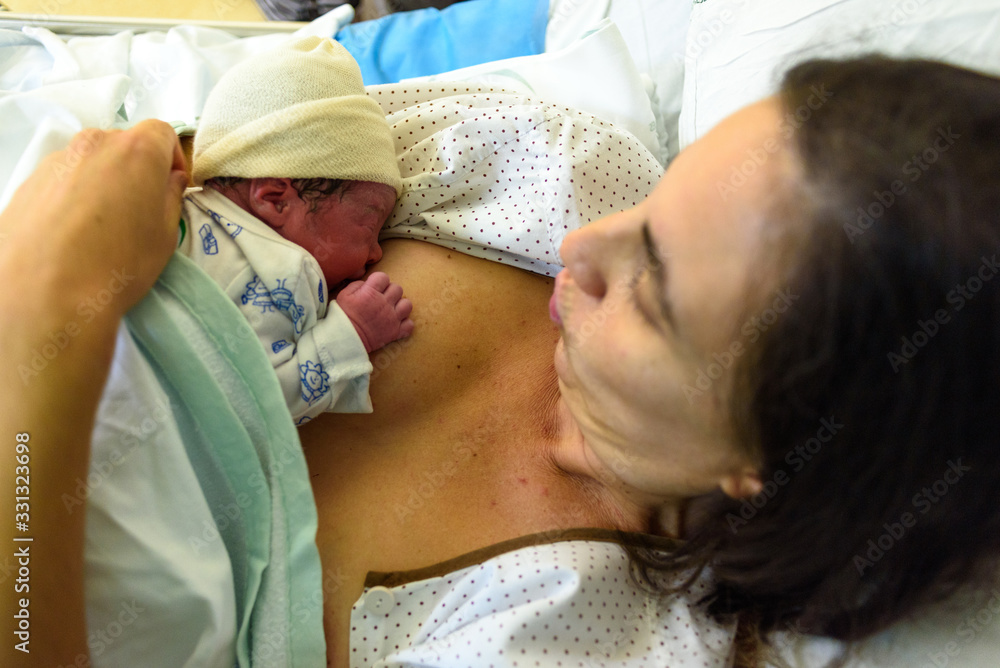 Bebé recién nacido en brazos de su madre Bebé recién nacido en brazos de su madre