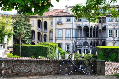 Vecchia casa a Lucca con bicicletta