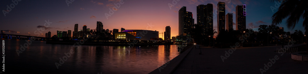 Obraz premium Miami Downtown Skyline and American airlines arena at a beautiful sunset.