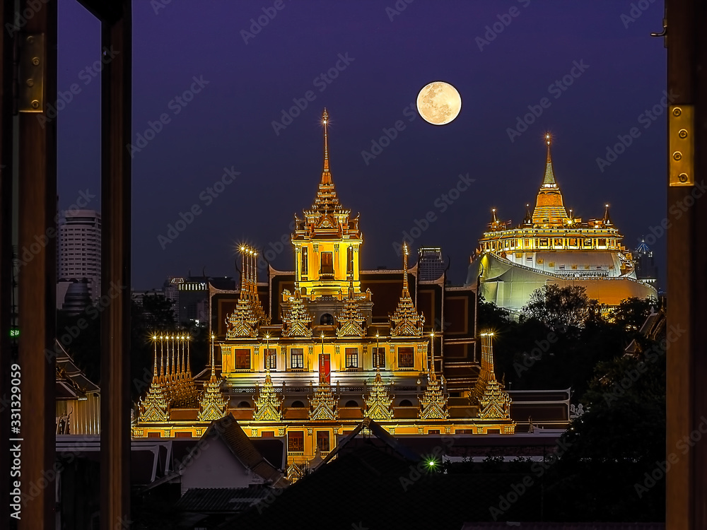 Naklejka premium Beautyful Temple in middle of Bangkok 