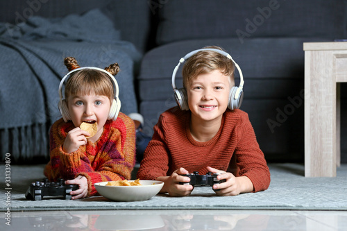 Little children playing vid...