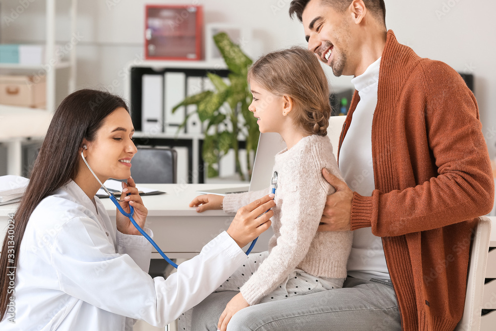 Obraz premium Man with little daughter visiting pediatrician in clinic