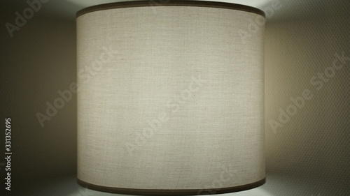 Lampenschirm von leuchtender Lampe