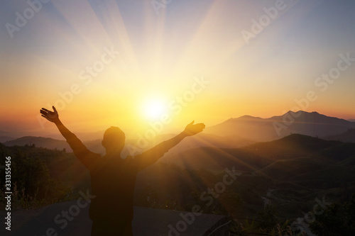 Fotografia man praying to god on the mountain