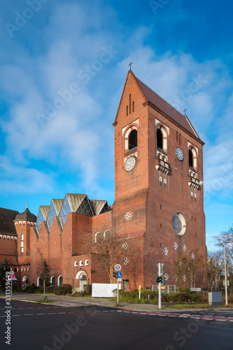 Eklektizistischer Stilmix: denkmalgeschützte Epiphanien-Kirche mit anschließendem Gemeindehaus in Berlin-Westend photo