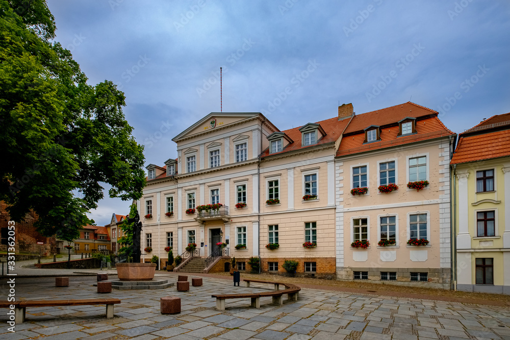 Denkmalgeschütztes Rathaus in Bad Freienwalde. Im Gibelfeld das Stadtwappen und die Bauzeit 1855/1926