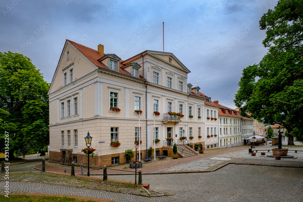 Klassizistisches Rathaus in Bad Freienwalde. Im Giebelfeld das Stadtwappen und die Baudaten 1855/1926