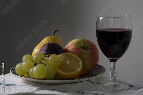 Fruits et verre de vin