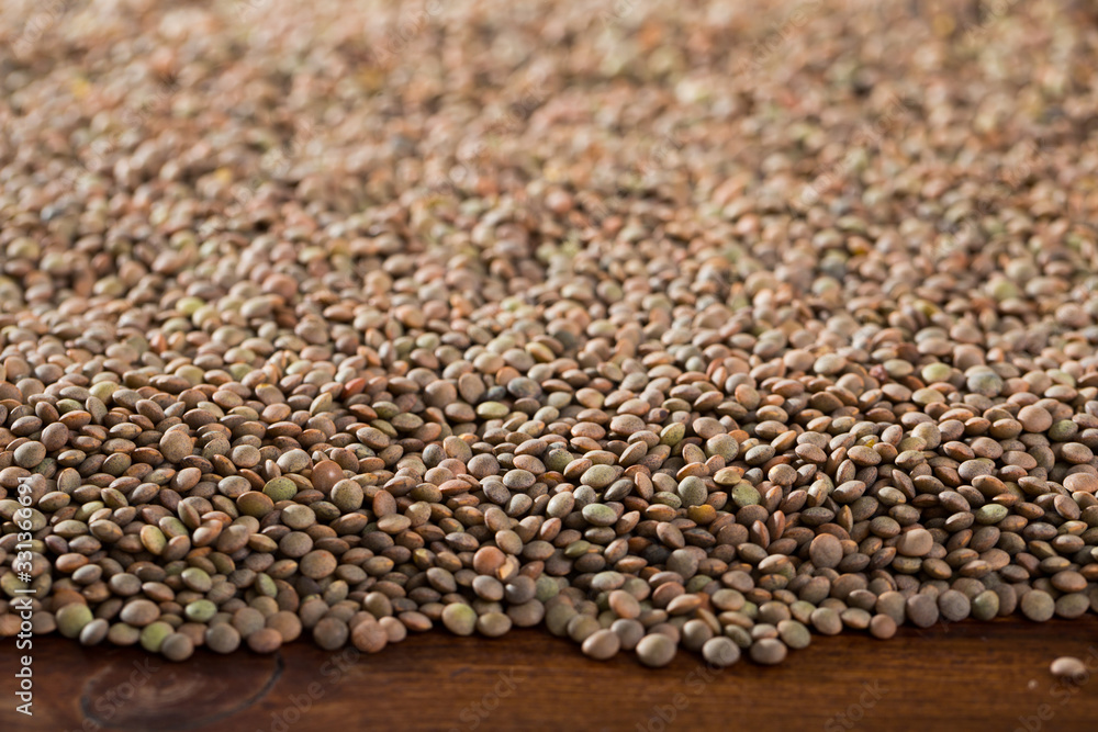 Obraz premium Lentil grains on a wooden surface