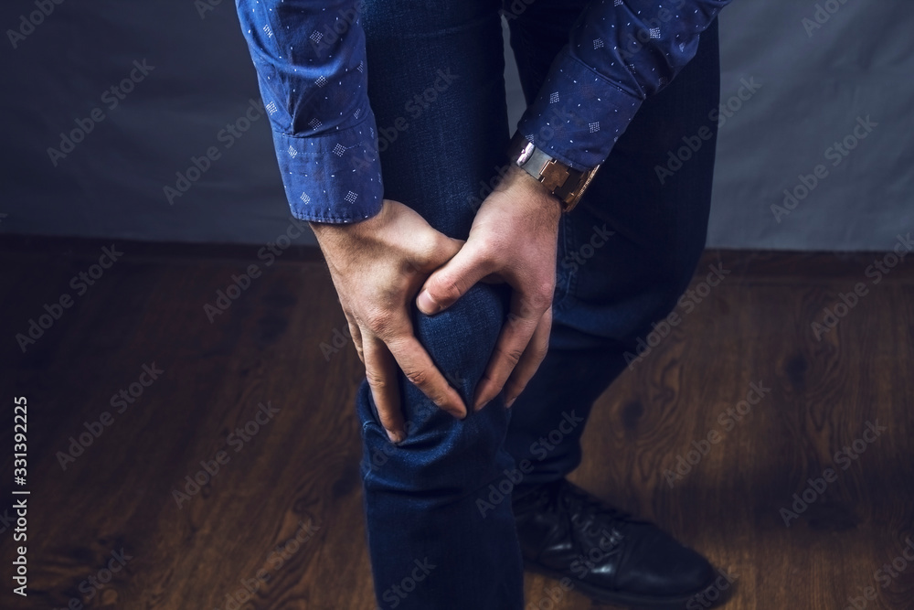 Fototapeta premium holds a sore knee