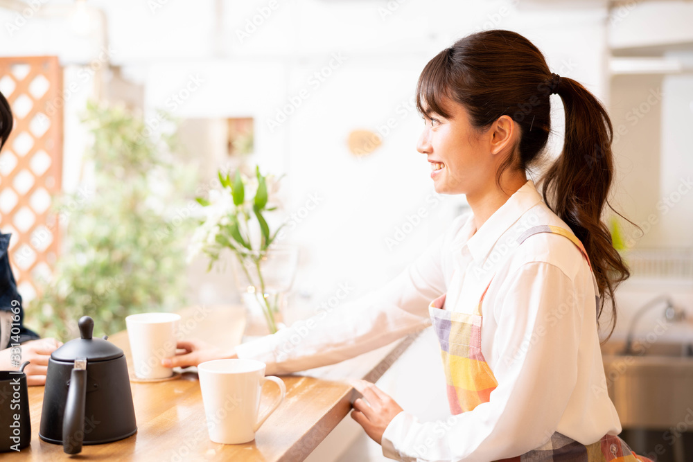 エプロン姿の女性