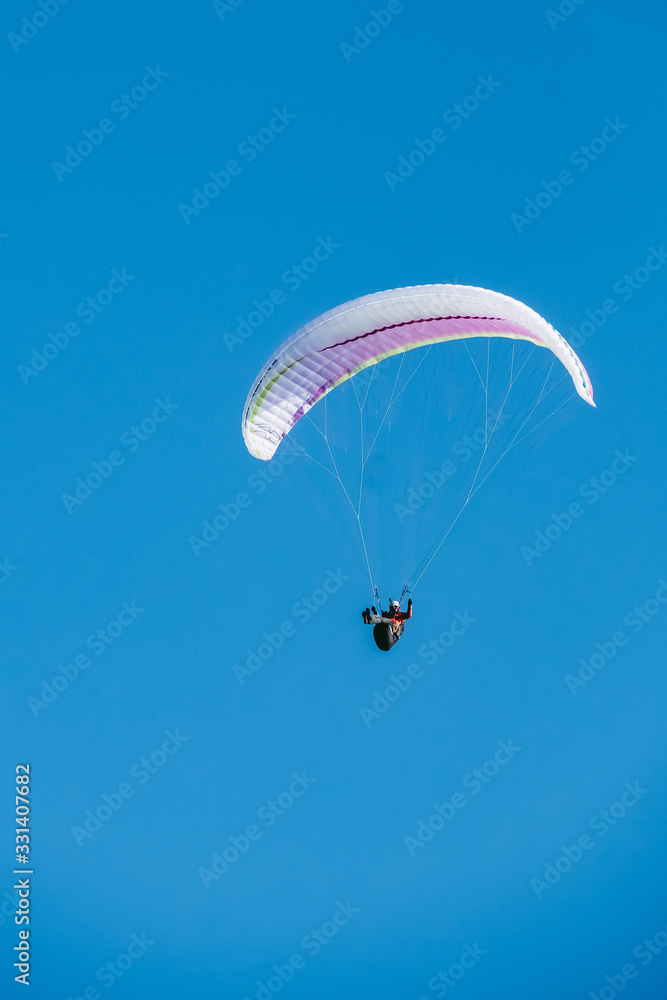 Parachutiste en plein vol avec un ciel bleu Parachutiste en plein vol avec un ciel bleu